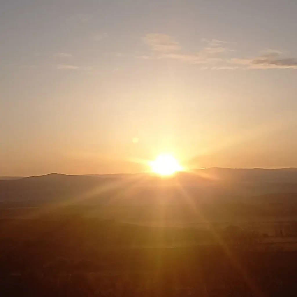 Lever de soleil sur un paysage vallonné